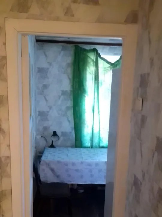 Комната, кровать у окна