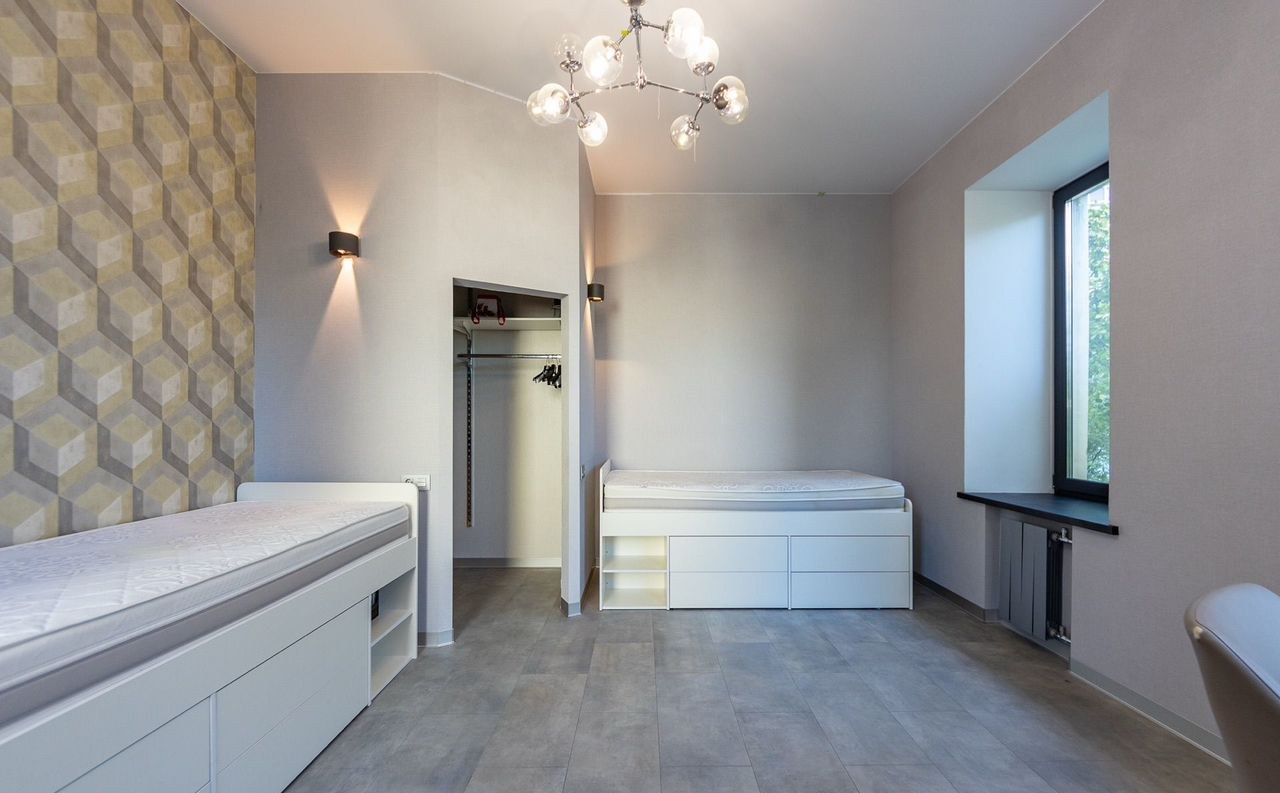 Спальня, кровать и хранение