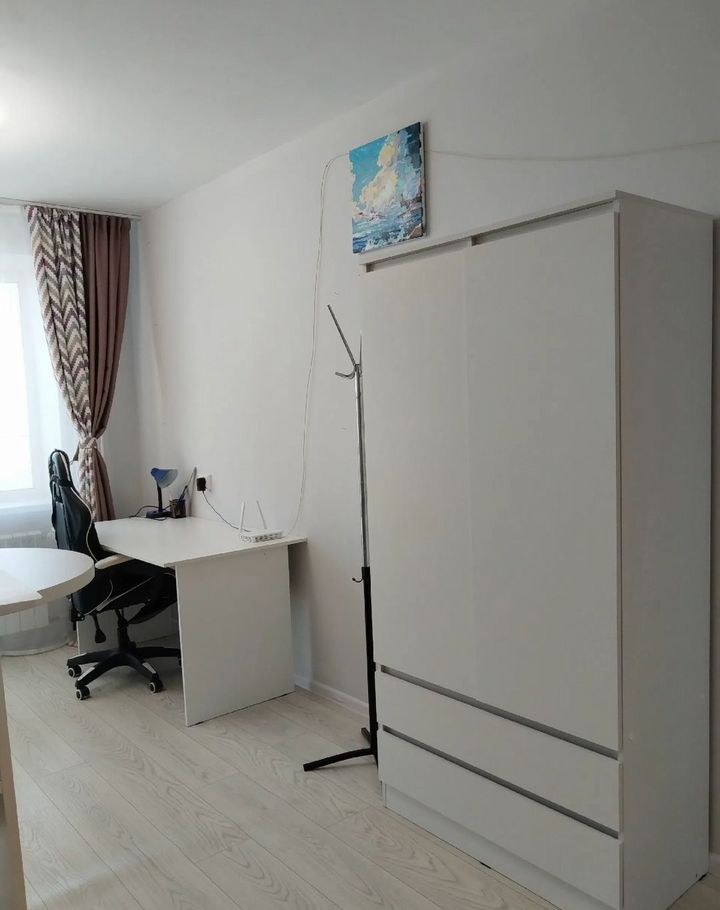 Комната, рабочее место и шкаф