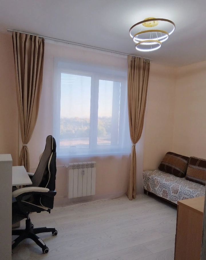 Спальня, кровать у окна