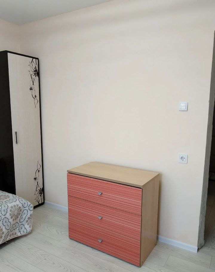 Комната, тахта и комод