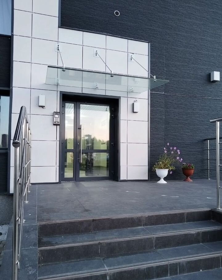 Вход в дом, крыльцо с пандусом