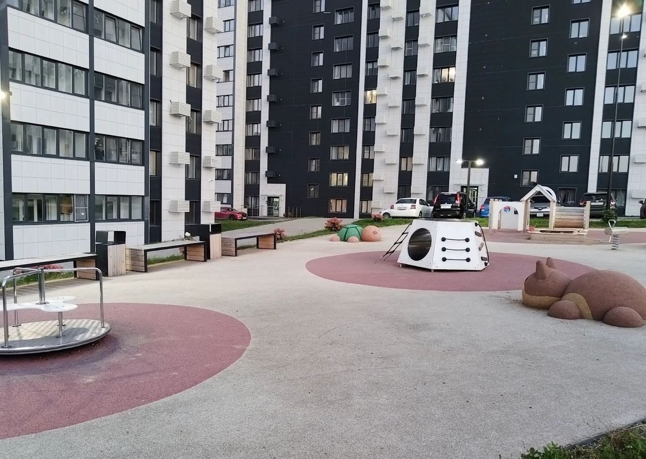 Двор, детская площадка