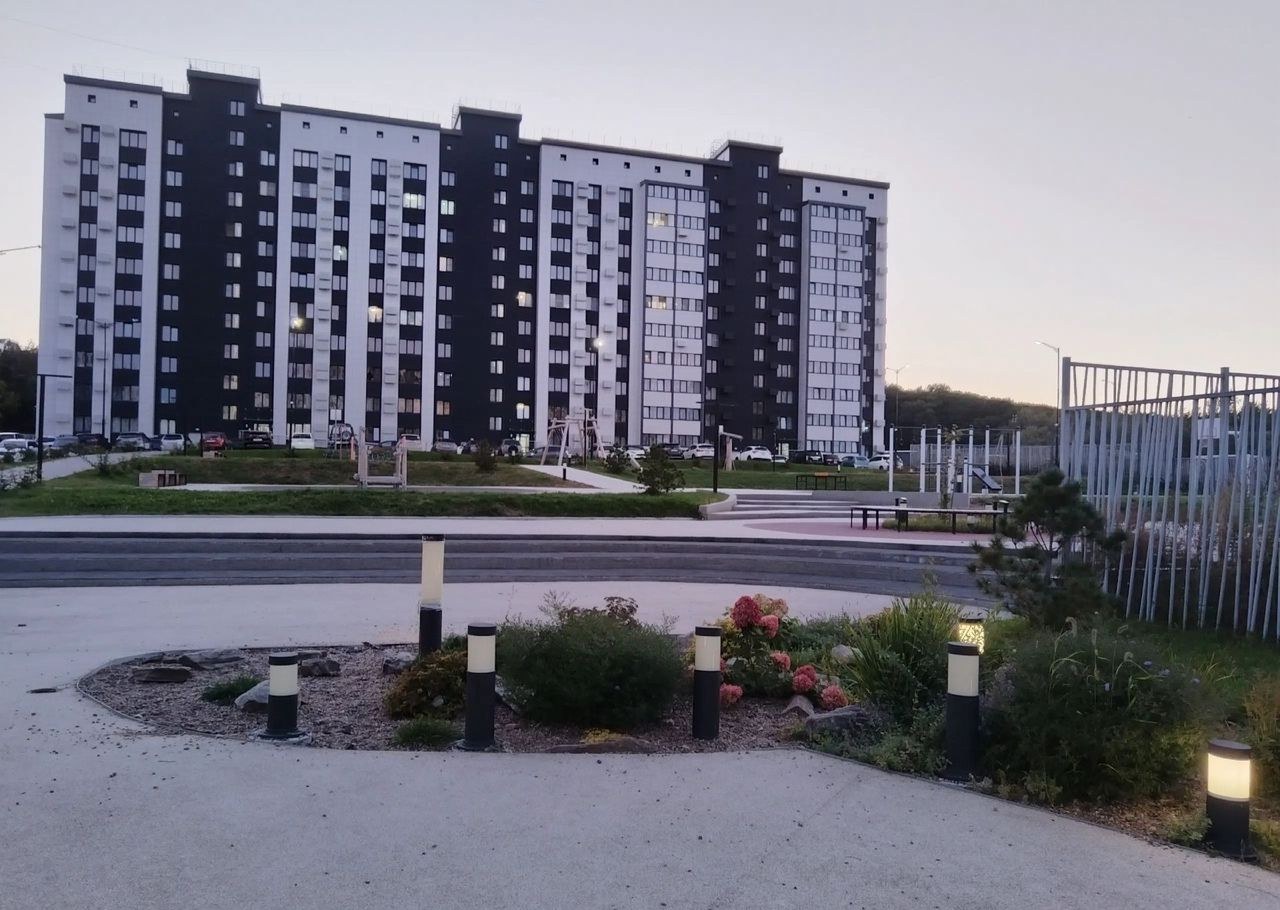 Двор, детская площадка и клумбы