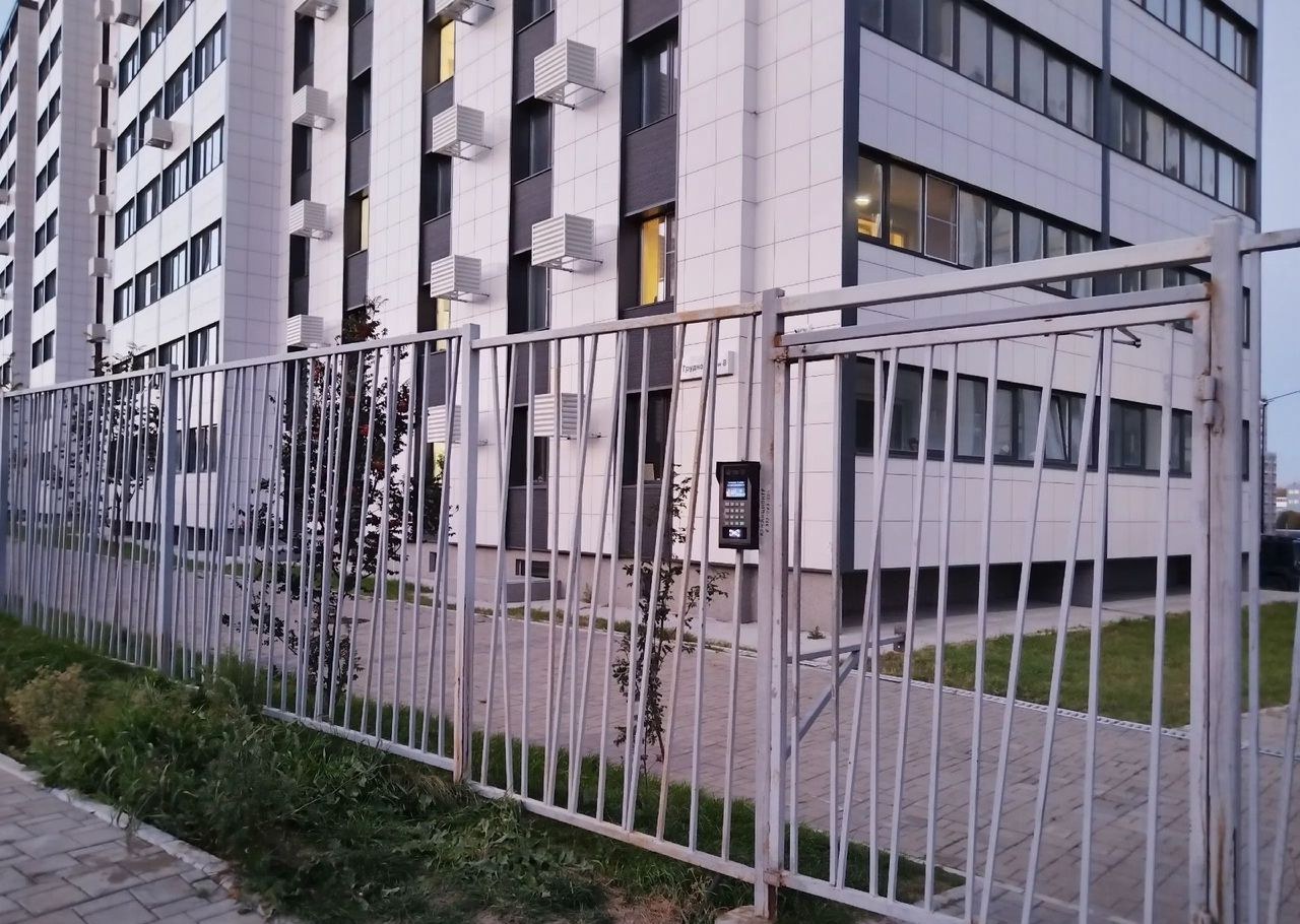 Двор, ограждение и парковка